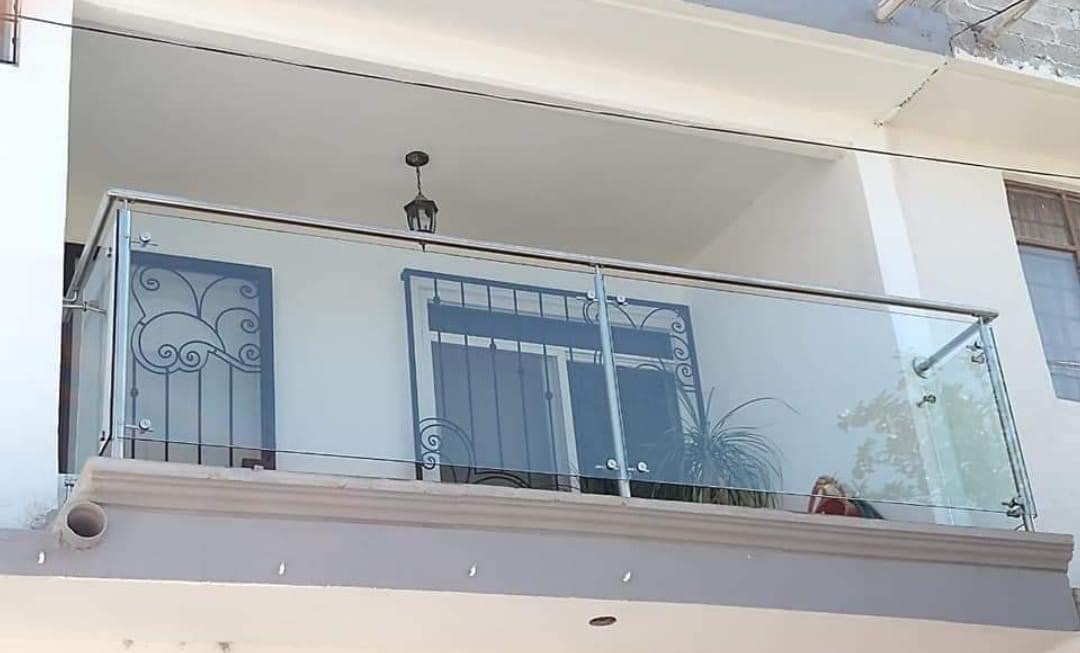 Barandal de cristal en balcón