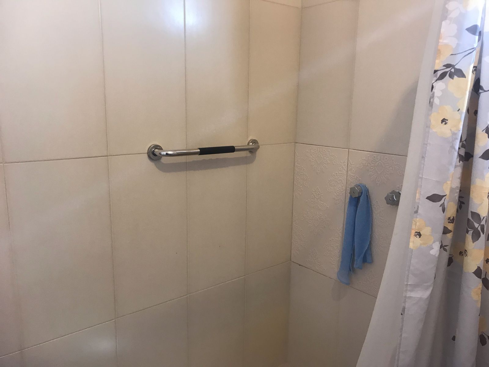Barra de apoyo de acero inoxidable en baño