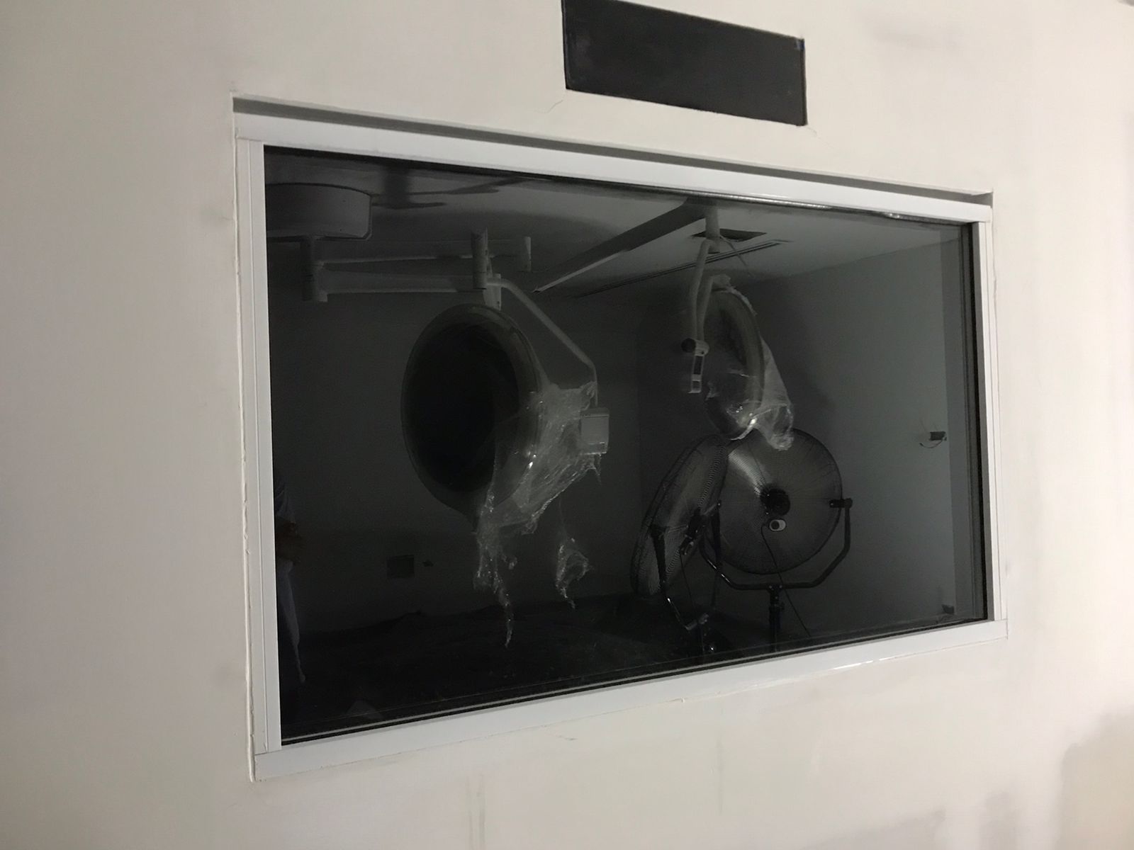 Ventana fija de aluminio instalada